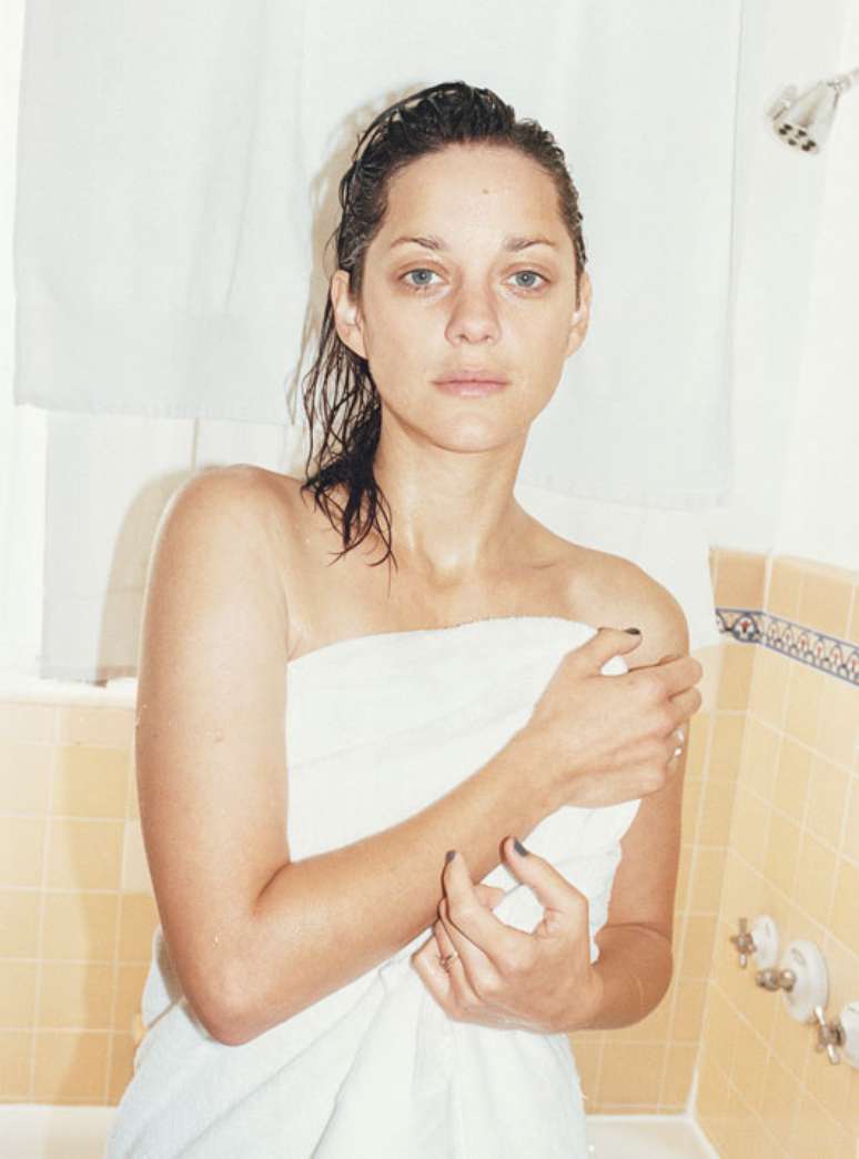 Marion Cotillard foi uma das atrizes que não usou maquiagem no editorial