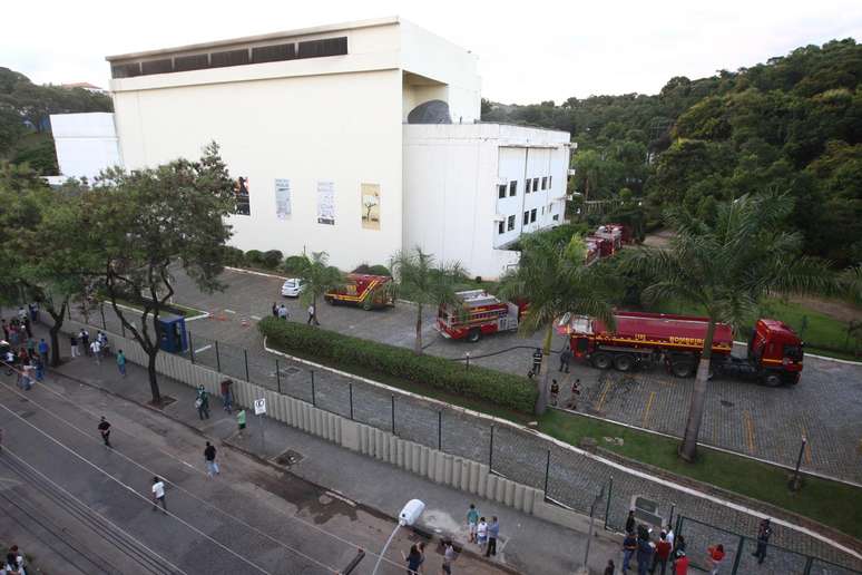 O fogo atingiu o segundo andar do edifício do&nbsp;Museu de Ciências Naturais da PUC Minas