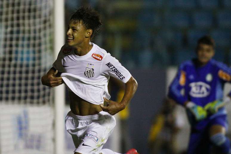 Com futebol de gente grande, o jovem Neilton desequilibrou o clássico entre Palmeiras e Santos, pela semifinal da Copa São Paulo. Ele marcou três gols na vitória por 3 a 2 sobre o rival, na Arena Barueri