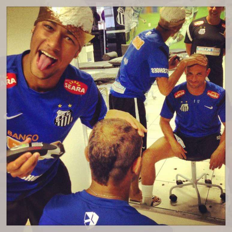 Neymar postou no Facebook a foto do novo corte de cabelo de Léo