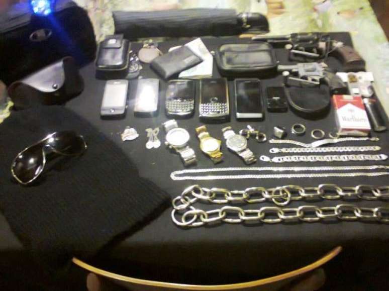 A polícia apreendeu joias, celulares, tablets, iPhones, bolsas femininas, roupas e relógios de pulso