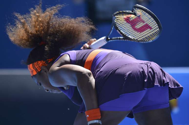 Serena Williams se irrita e quebra sua raquete, atirando-a no chão da Rod Laver Arena, a quadra principal do Aberto da Austrália. Americana, que vinha de 21 vitórias seguidas e não era derrotada desde agosto de 2012, mostrou bastante frustração na madrugada desta quarta-feira, quando perdeu para a compatriota Sloane Stephens nas quartas de final da competição. <strong>Veja mais fotos de Serena Williams e de outros chiliques dos tenistas no Aberto da Austrália:</strong>