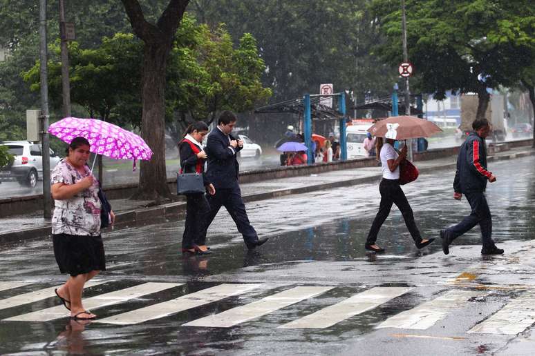 Paulistanos se protegem da chuva na região do Aeroporto de Congonhas, zona sul da capital