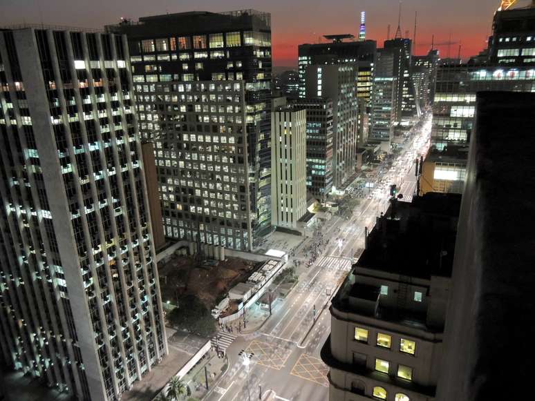 A principal avenida de São Paulo foi retratada pelo internauta Paulo Ferreira, que destacou as luzes da cidade na av. Paulista