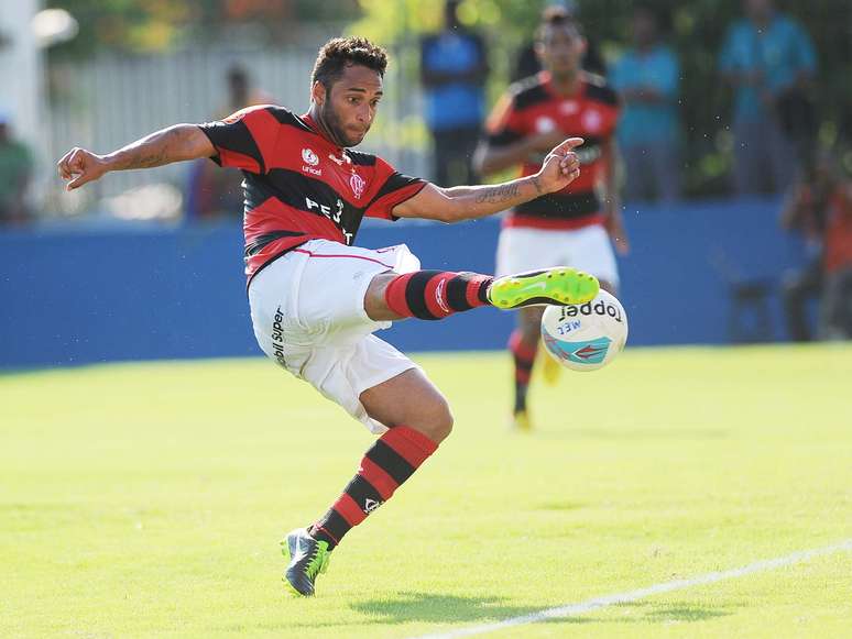 O meia Ibson marcou um golaço nesta quarta-feira no Estádio Conselheiro Galvão, mas não conseguiu dar a vitória ao Flamengo, que empatou com o Madureira por 1 a 1, pela segunda rodada da Taça Guanabara. Confira, na sequência de imagens, como foi a bela jogada no subúrcio carioca: