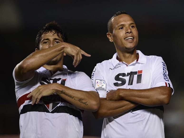 Luís Fabiano, ao lado de Aloísio, tem três gols após dois jogos em 2013. E ainda levou cartão amarelo&nbsp;