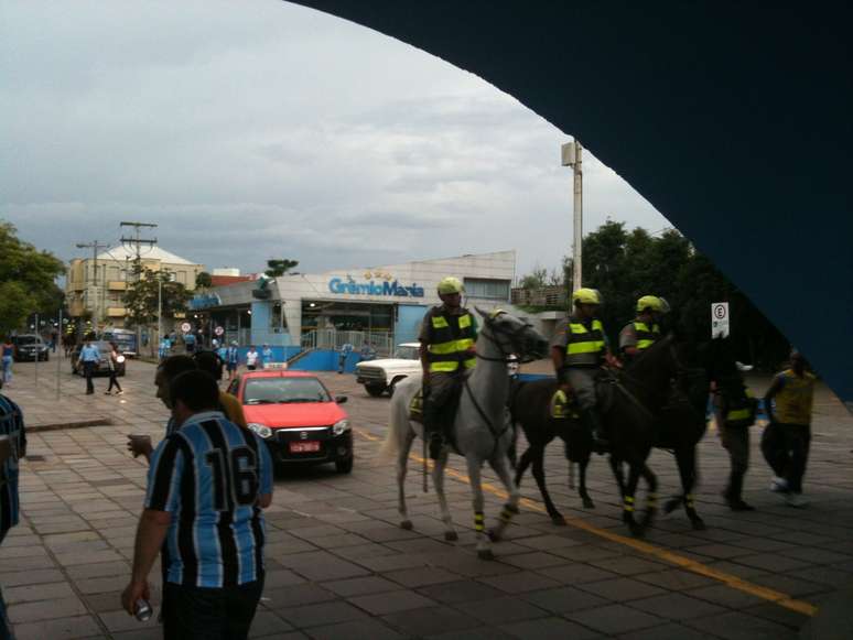 Cerca de 30 torcedores se enfrentaram em frente à loja do Grêmio, que fica dentro das dependências do Estádio Olímpico, antes da partida do tricolor gaúcho contra o Canoas, pelo Campeonato Gaúcho. Segundo testemunhas, a Polícia Militar interviu e uma policial caiu do cavalo