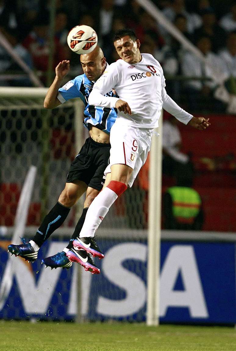 Cris em ação contra a LDU Quito no Equador