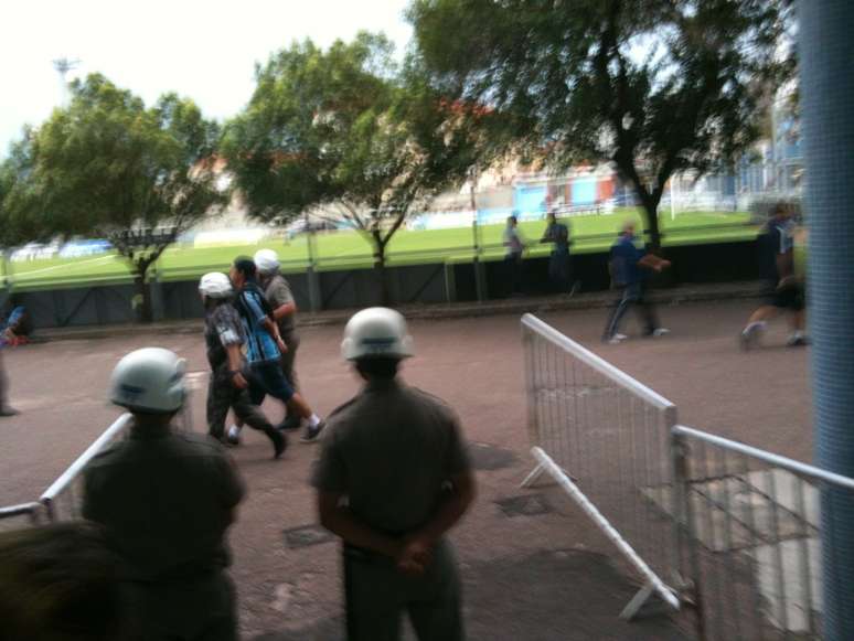 Gremista é levado algemado por policiais