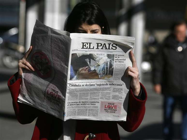 Uma mulher posa com uma cópia da primeira edição de 24 de janeiro do jornal espanhol El País no centro de Madri, Espanha. 24/01/2013