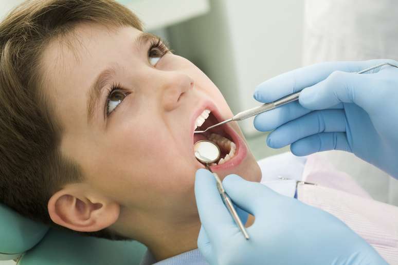 El dentista debe revisar al niño para monitorear el progreso del tratamiento con el mantenedor de espacio.