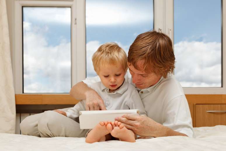 Os pais, principais referências na vida dos pequenos, são responsáveis por mediar a relação entre a criança e o tablet