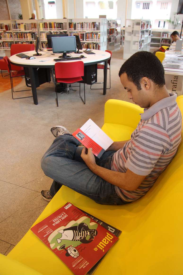 No Rio de Janeiro, a biblioteca de Manguinhos é exemplo da inclusão de novas tecnologias