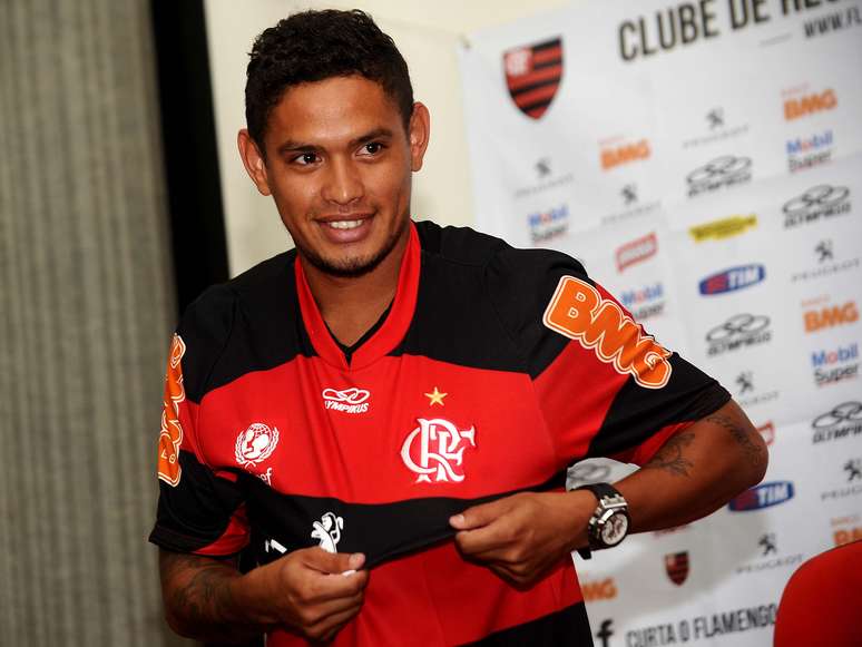 O Flamengo apresentou na tarde desta sexta-feira o seu principal reforço para este início de temporada, o meia-atacante Carlos Eduardo