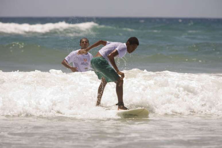 Em cidades praianas, como Lauro de Freitas (BA), o surfe está entre os esportes oferecidos aos participantes