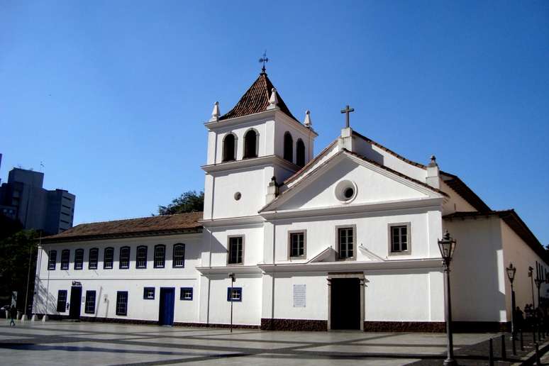 Foi ao redor do Pateo do Collegio que São Paulo cresceu e se tornou a maior cidade da América do Sul. O berço da cidade fica no alto de uma colina que na época era cercada pelos rios Tamanduateí e Anahagabaú. Os padres jesuítas que vinham do litoral decidiram fundar um colégio ali, e escolheram o lugar por uma questão de segurança, pois estariam protegidos pelos rios e poderiam ver facilmente a aproximação de indígenas hostis. Hoje, o local abriga um museu, uma biblioteca e ainda mantém parte da construção da primeira igreja. Endereço: Praça Pateo do Collegio, 2, Centro. Tel.: 11 3105.6898