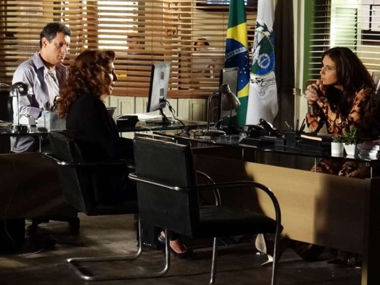 Helô (Giovanna Antonelli) interroga Wanda (Totia Meirelles) sobre a morte de Jéssica (Carolina Dieckmann)