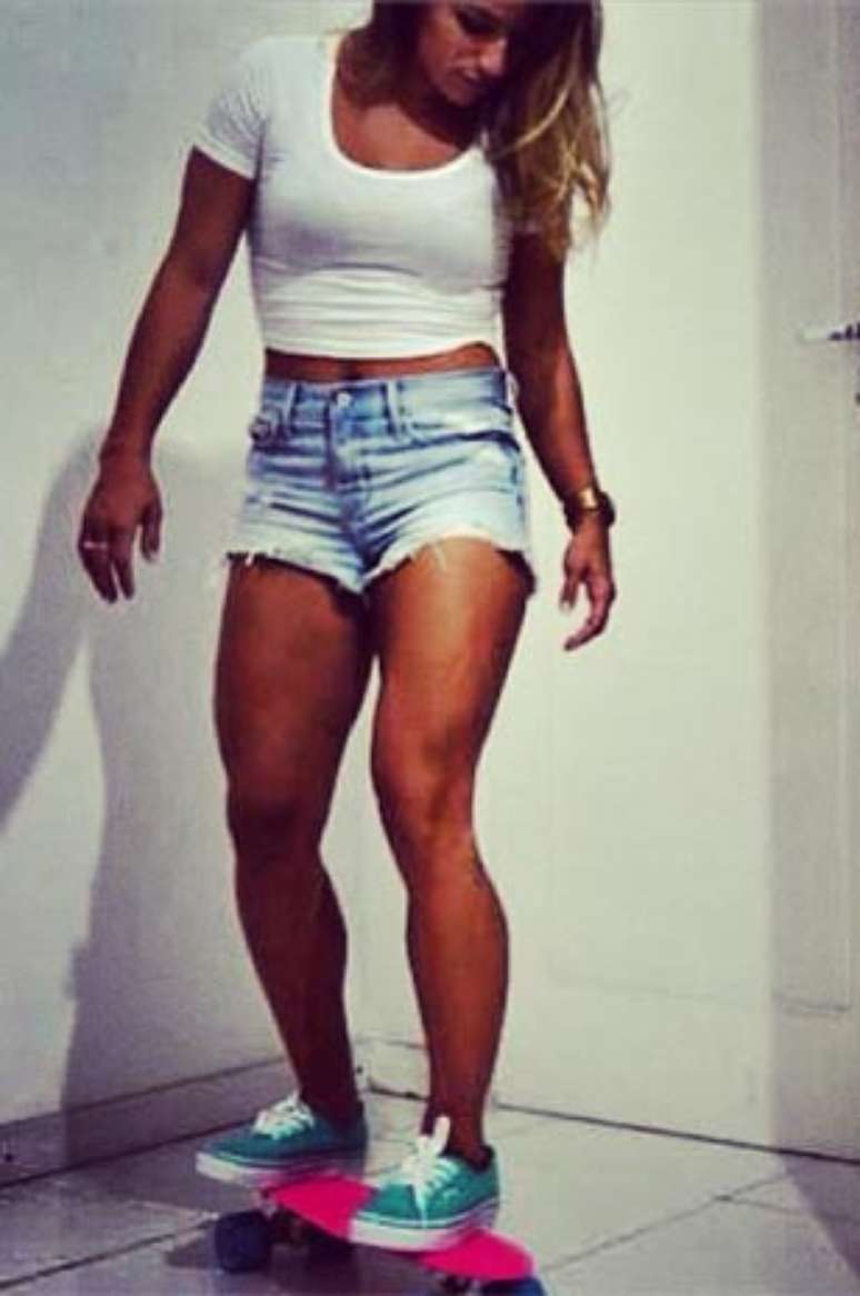 "Novo brinquedinho, algu&eacute;m t&aacute; a fim de me ensinar?", convidou Jade