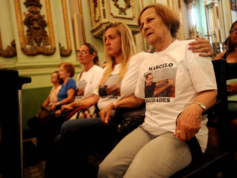 Familiares usam camisetas estampando a foto de uma das vítimas do desabamento