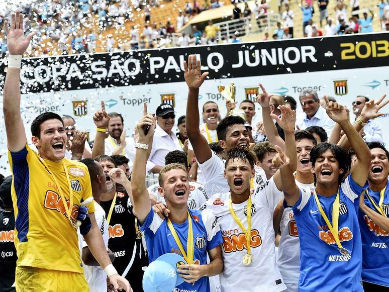 Após encerrar jejum, jogadores do Santos comemoram a conquista do bicampeonato da Copa São Paulo