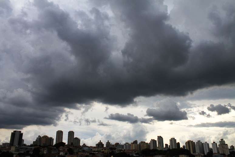 Nuvens carregadas na zona norte de São Paulo eram vistas desde o fim da tarde de hoje