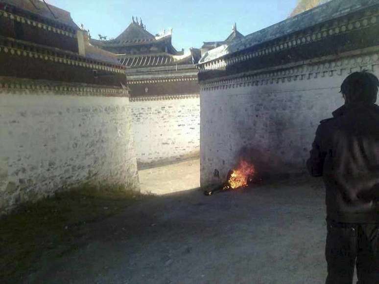 Foto de outubro de 2012 mostra corpo de monge após sacrifício ao lado de monastério