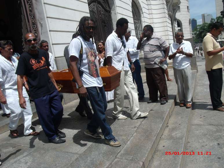 No início da tarde desta sexta-feira, o artista foi enterrado no Cemitério do Cajú