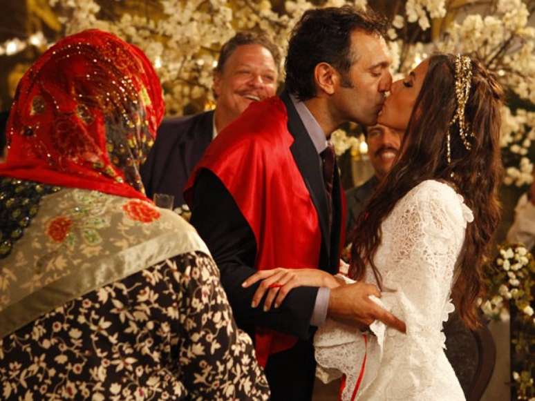 Ayla (Tânia Khalill) e Zyah (Domingos Montagner) se casam em cerimônia tradicional na Capadócia