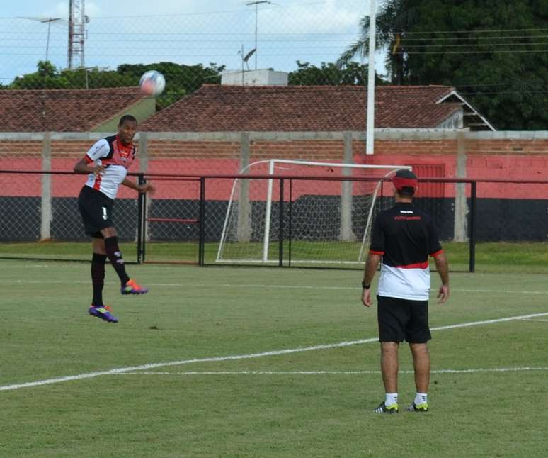 Artur deverá ser titular do Atlético-GO diante do arquirrival Goiás
