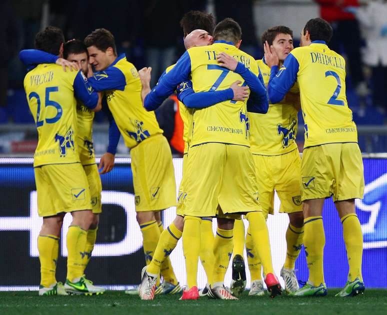 Jogadores do Chievo comemoram gol de Paloschi, que deu a vitória sobre a Lazio