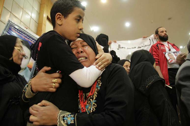Familiares dos mortos em massacre em confronto de torcidas choram após Justiça egípcia recomendar à pena de pena de morte 21 dos envolvidos