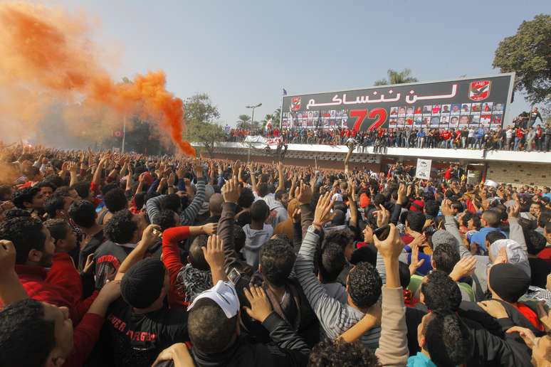Torcedores do Al-Ahli comemoram em frente à sede do time, em Cairo, a decisão de punir envolvidos no massacre