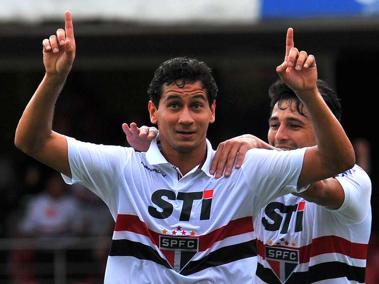 Com os titulares poupados para o segundo duelo contra o Bolívar, pela fase preliminar da Copa Libertadores, os reservas do São Paulo mostraram serviço ao técnico Ney Franco neste sábado, no Estádio do Morumbi vazio. Reforçada pelo atacante Aloísio, a "equipe B" do time tricolor encontrou certa dificuldade para vencer o Atlético Sorocaba, por 2 a 1, e garantiu a segunda vitória no Campeonato Paulista, em duelo válido pela 3ª rodada do Estadual. Os destaques do jogo foram os meias Ganso (foto) e Cañete, que marcaram os primeiros gols com a camisa tricolor