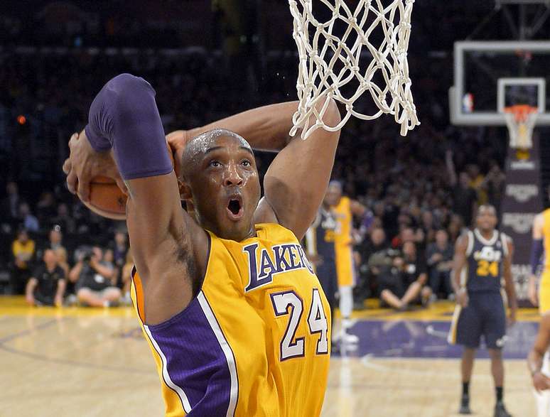 Kobe Bryant foi grande destaque dos Lakers e quase deixa a partida com um triple-double