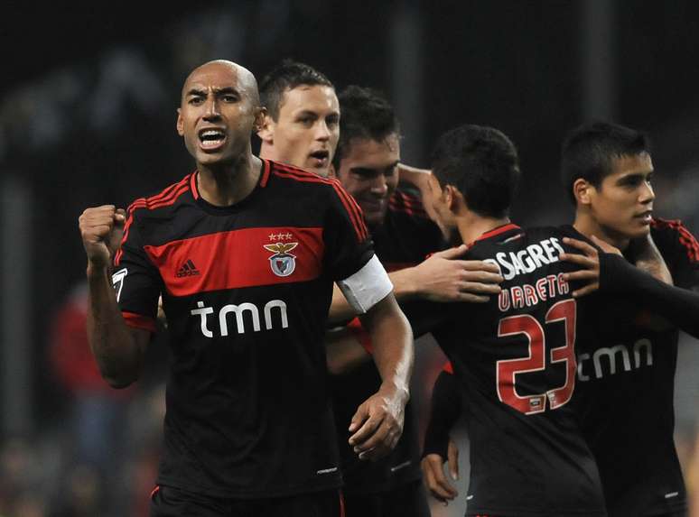 Luisão comemora um dos gols do Benfica