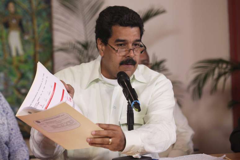 Nicolás Maduro, vice-presidente,&nbsp;mostrou documentos assinados por Chávez para provar que o líder venezuelano está delibierando