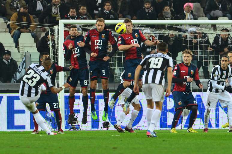Juventus sofreu com a defesa do Genoa, que montou retranca para segurar a pressão