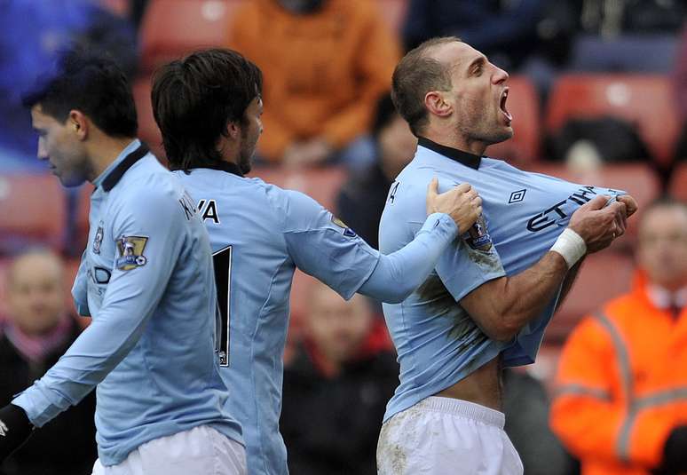 Aos 40min do segundo tempo, Zabaleta (à dir.) conseguiu garantir a classificação do Manchester City