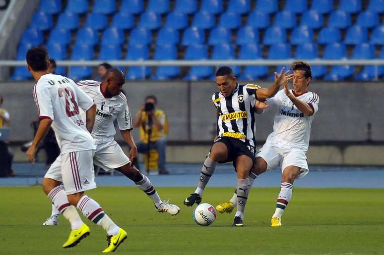 O primeiro clássico do Campeonato Carioca terminou sem vencedores neste domingo: no Engenhão, o Botafogo pressinou e conseguiu buscar um empate por 1 a1 com o Fluminense, pela terceira rodada da Taça Guanabara