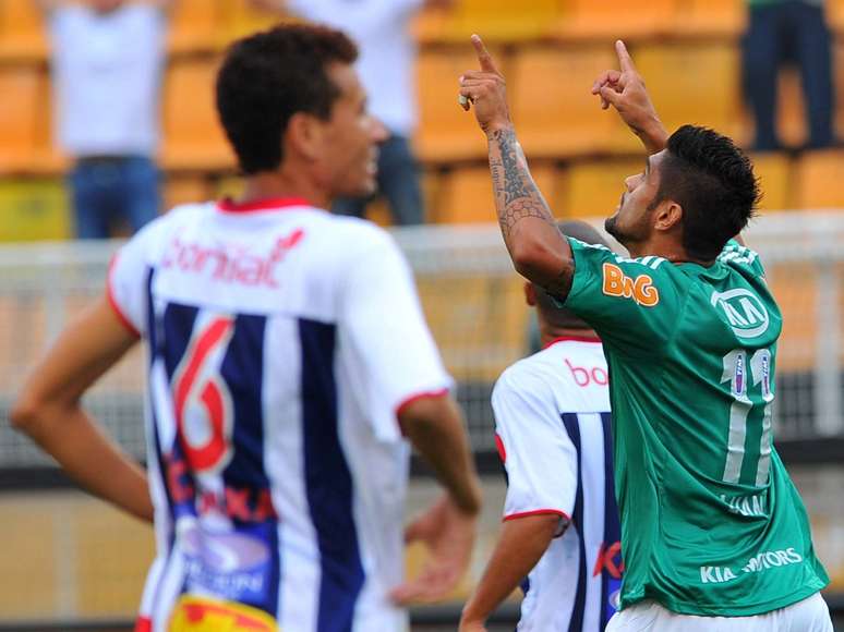 Luan comemora o gol marcado em derrota do Palmeiras