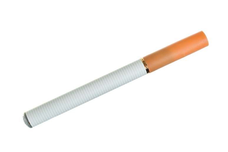 Os tubos movidos à bateria contêm um sistema de aquecimento, que transforma a nicotina em líquido em uma fumaça, que é inalada