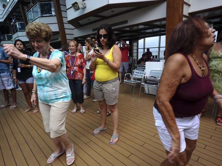 Público se animou até mesmo durante uma coletiva que Roberto Carlos concedeu no navio