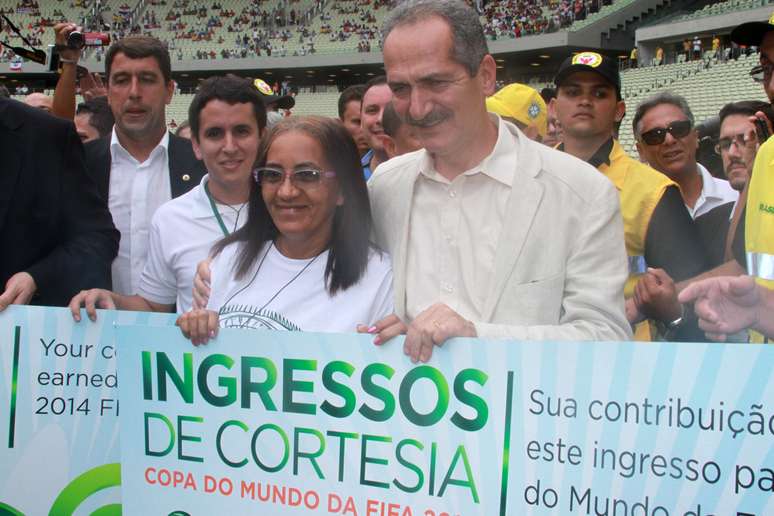 Primeiro estádio da Copa de 2014 a ficar 100% pronto, a Arena Castelão foi inaugurada oficialmente neste domingo. Em evento com autoridades do esporte, foi anunciado que os funcionários receberão ingressos para ver os jogos do Mundial