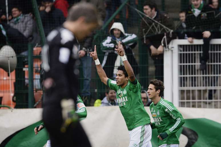 Brandão aproveitou sobra e começou a construir vitória do Saint-Etienne