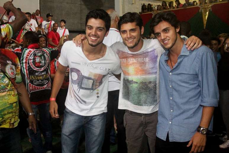 Na imagem, o aniversariante Felipe Simas (centro) ao lado de Rodrigo e Bruno