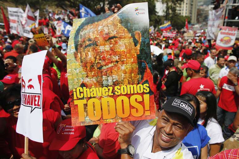 Apoiadores de Chávez estampavam cartazes com a imagem do presidente neste sábado, em Caracas