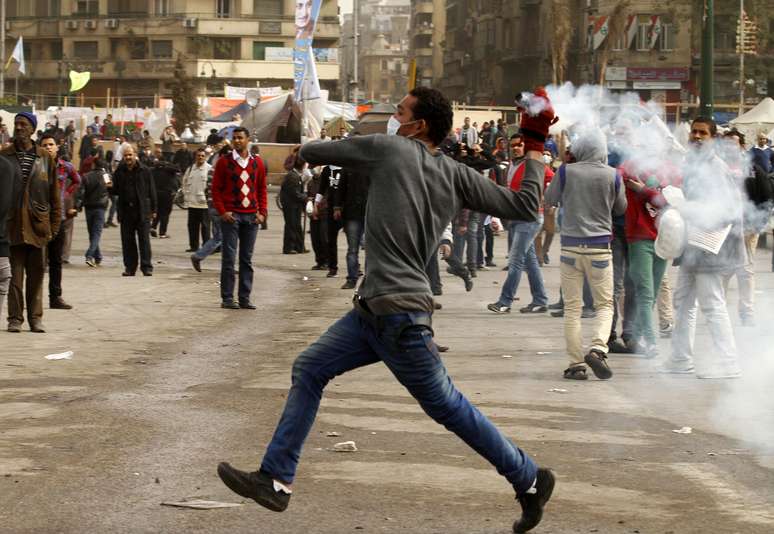 Manifestantes atiravam pedras contra os policiais, em mais um dia de confronto no centro do Cairo