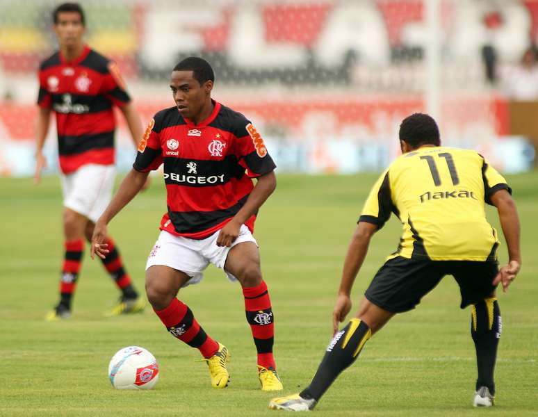 Flamengo contou com a estreia do voltante Elias e conseguiu superar o Volta Redonda no fim do jogo