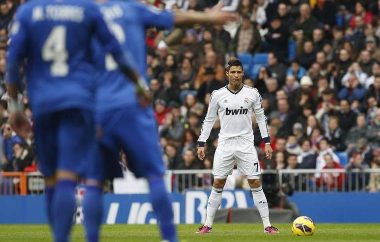 Cristiano Ronaldo, do Real Madrid, prepara-se para chutar a bola durante partida contra o Getafe no estádio Santiago Bernabeu em Madri, Espanha. 27/01/2013