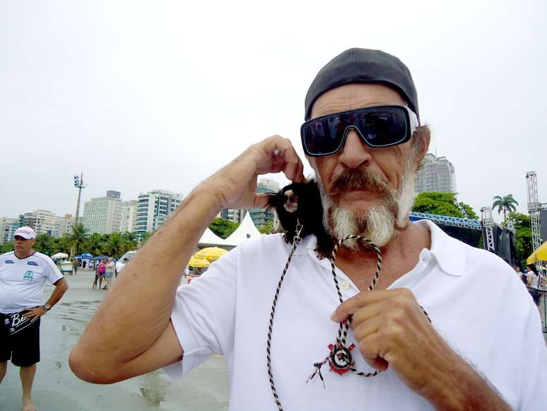 Torcedor corintiano atraiu a atenção em Santos durante a Maratona Aquática Internacional